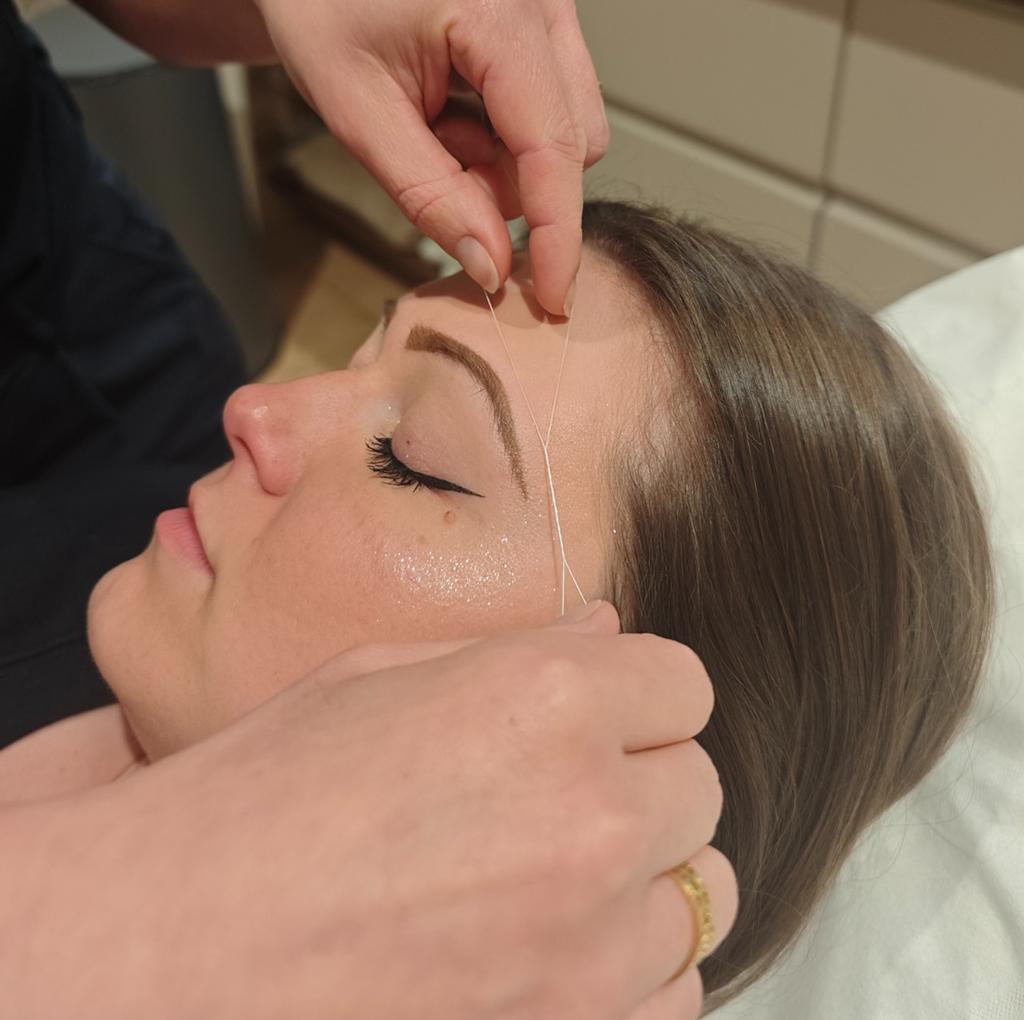 Épilation sourcils au fil